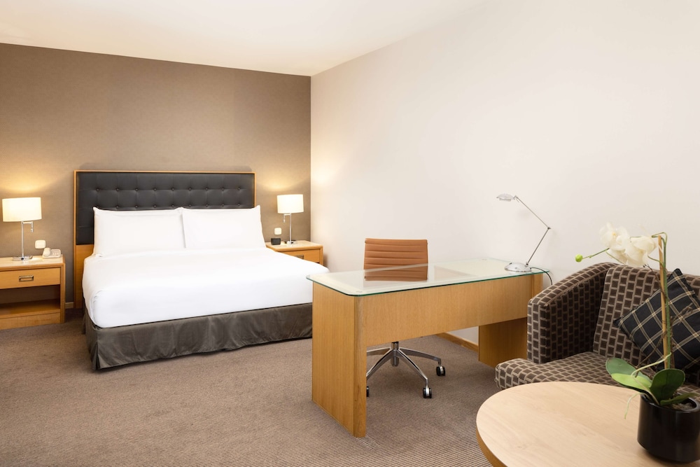 Business Room, 1 King Bed (Deluxe) photo 3