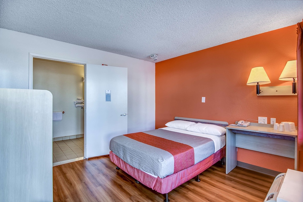 Standard Room, 1 Queen Bed, Non Smoking photo 2
