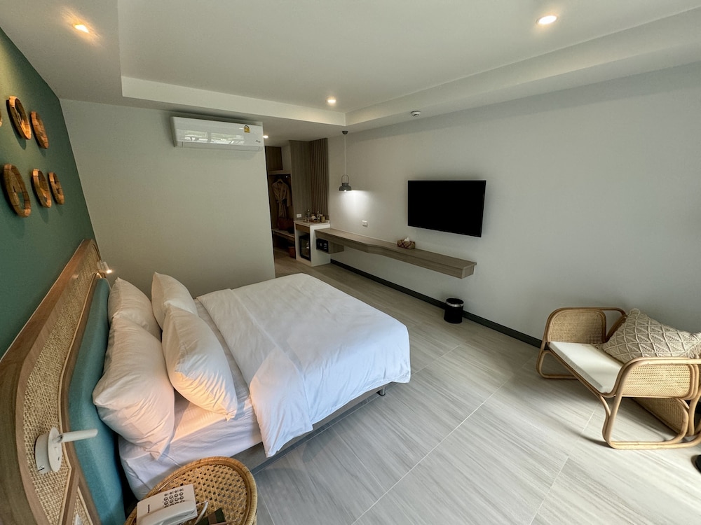 Superior Room, 1 King Bed, Pool View - Photo 2