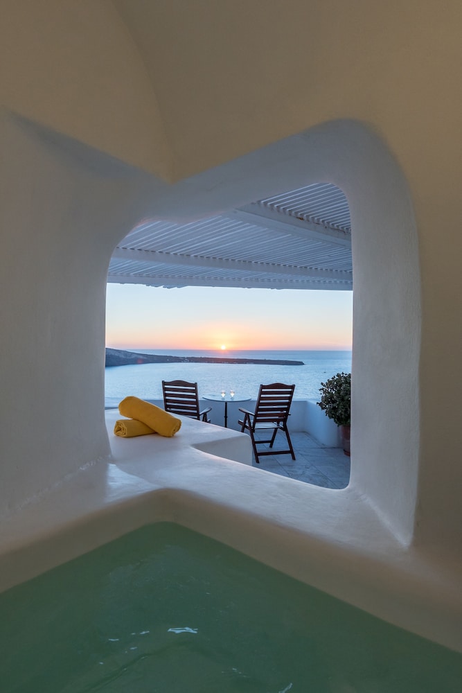 Superior Suite, Jetted Tub (Caldera View) - Photo 34