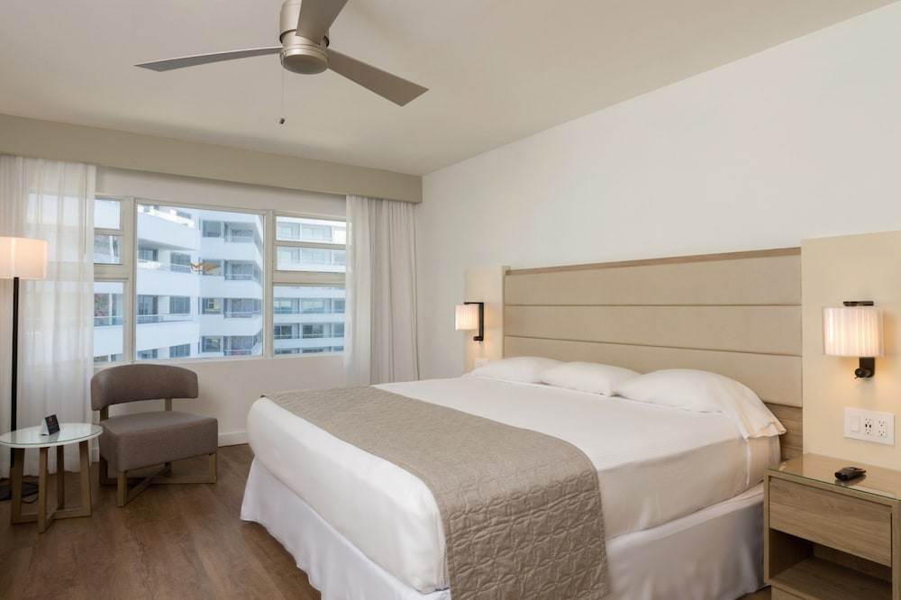 Deluxe Room, 1 King Bed, City View