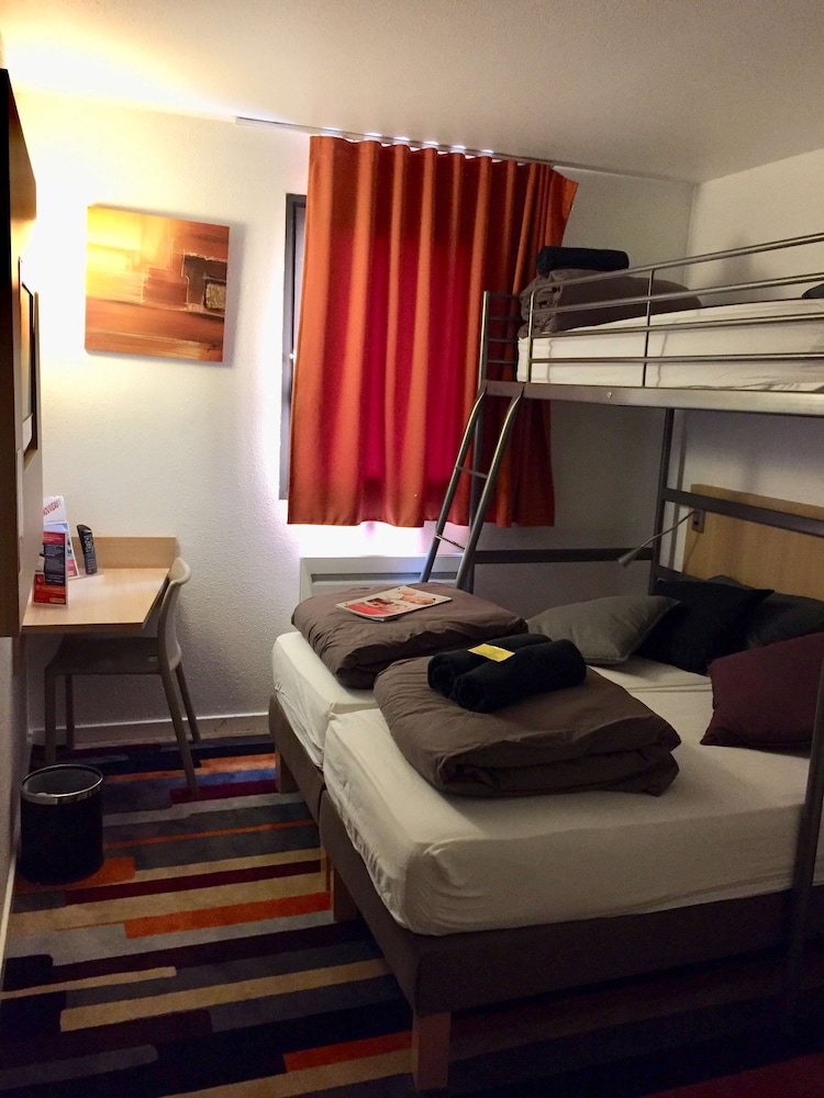 Standard Room, 3 Twin Beds - Photo 18