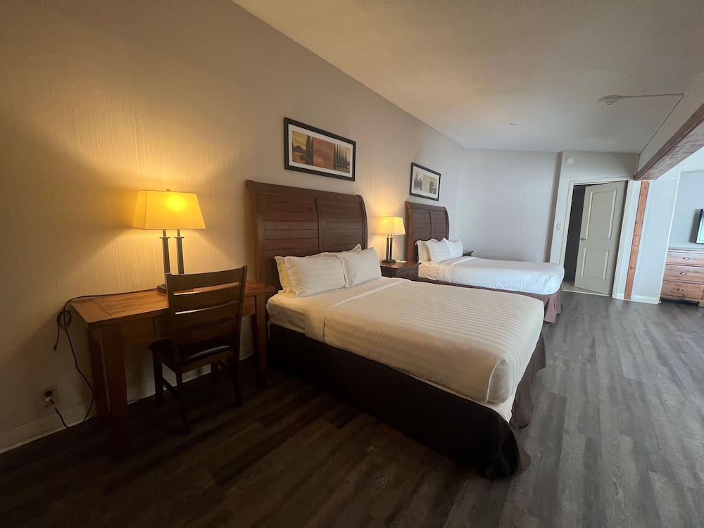 Suite, Multiple Beds, Non Smoking (2 Queen Beds & 1 Sofa Bed) photo 2