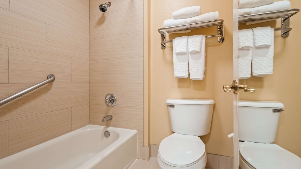 Standard Room, 2 Queen Beds, Non Smoking, Microwave (Larger Room) - Photo 6