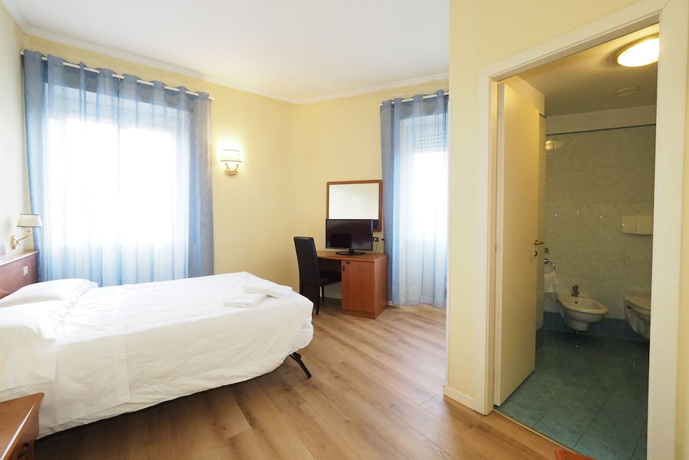 Double Room - Photo 7