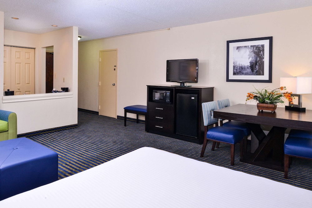 Standard Room, 1 Queen Bed, Non Smoking, Refrigerator & Microwave (with Single Sofabed)