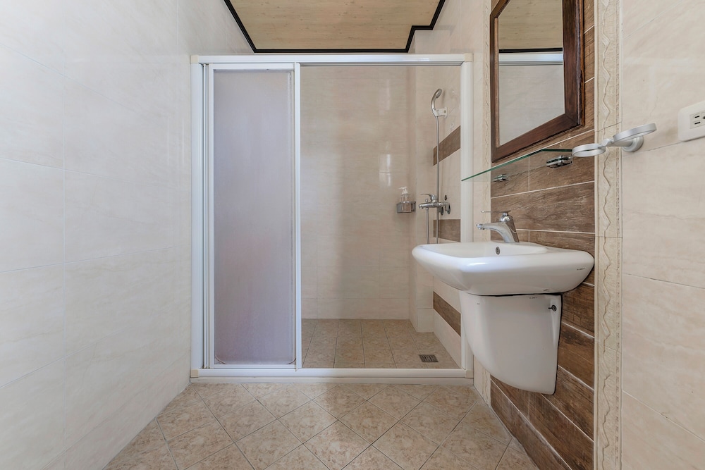 All Rooms - Photo 13