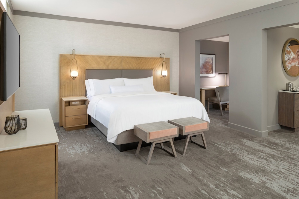 Junior Suite, 1 King Bed, Resort View