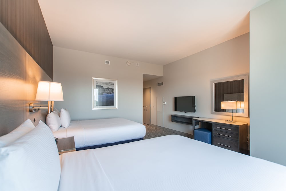 Suite, 2 Queen Beds, Lake View
