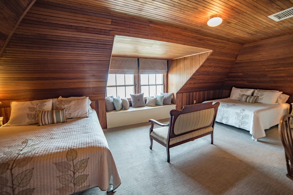 Deluxe Queen with 2 Queen Beds photo 1