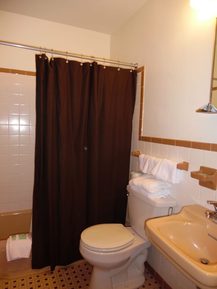 Standard Double Room, 2 Double Beds, Non Smoking (Not Pet friendly) photo 3