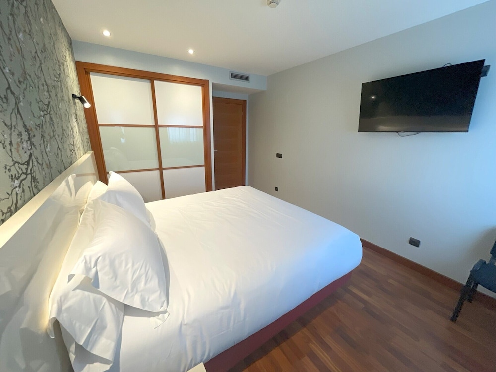 Standard Apartment, 1 Queen Bed with Sofa bed, Private Bathroom, City View - Photo 3