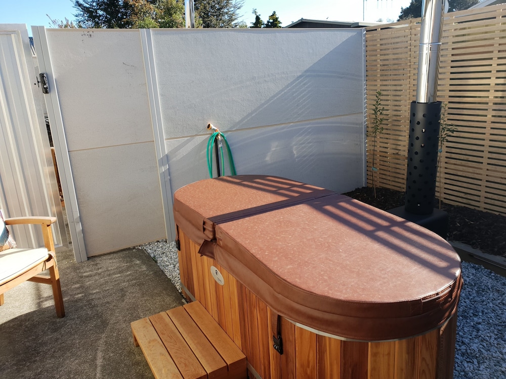Deluxe Studio, Hot Tub photo 3