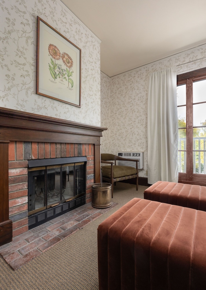 Room, 1 King Bed, Fireplace photo 3