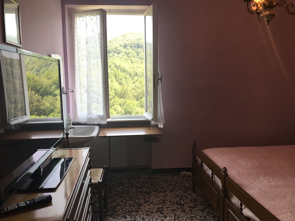 Basic Double Room, 1 Queen Bed, Non Smoking photo 3