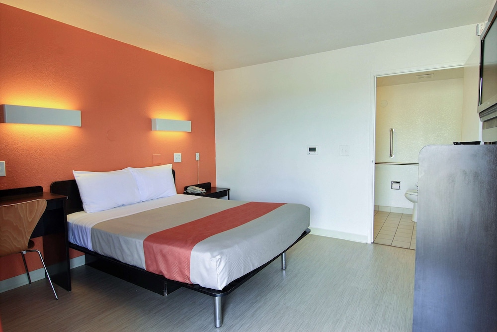 Premium Room, 1 Queen Bed, Non Smoking, Refrigerator & Microwave photo 3