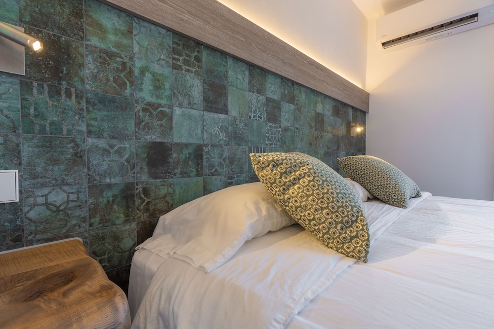 Premium Double Room, 1 King Bed, Balcony photo 3