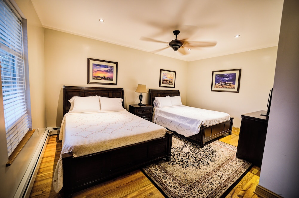 Economy Room, 2 Double Beds (Guesthouse)