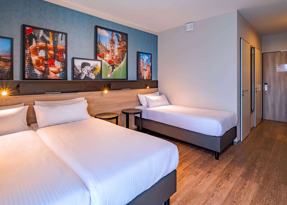 Deluxe Room, Multiple Beds - Photo 4