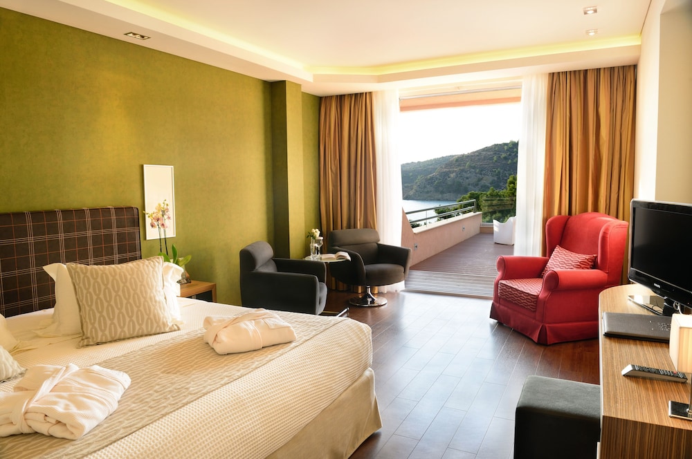 Royal suite, Outdoor heated hot tub, Sea view