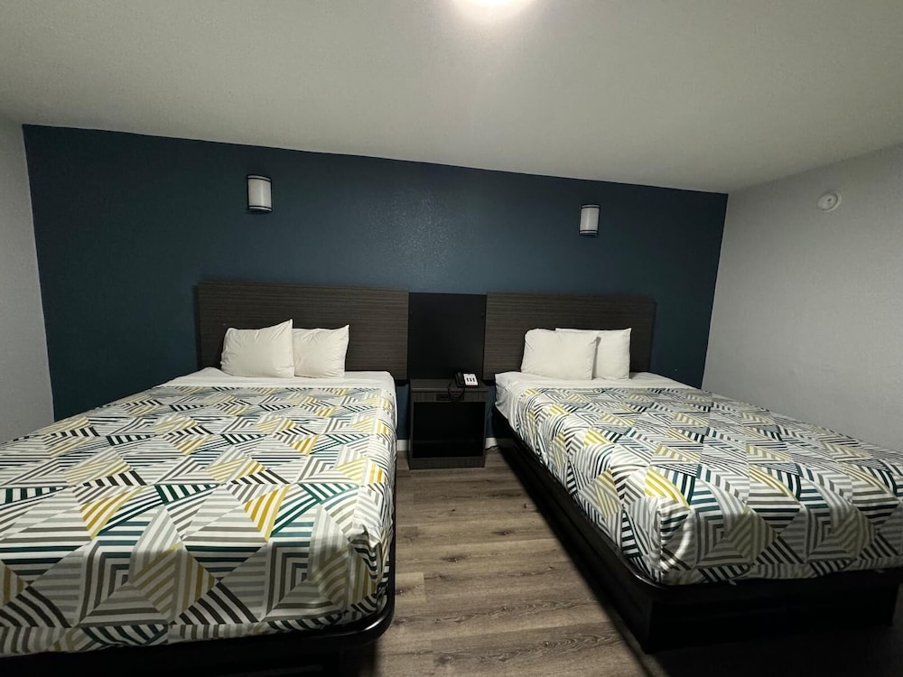 Deluxe Room, 2 Queen Beds, Non Smoking, Refrigerator & Microwave - Photo 1