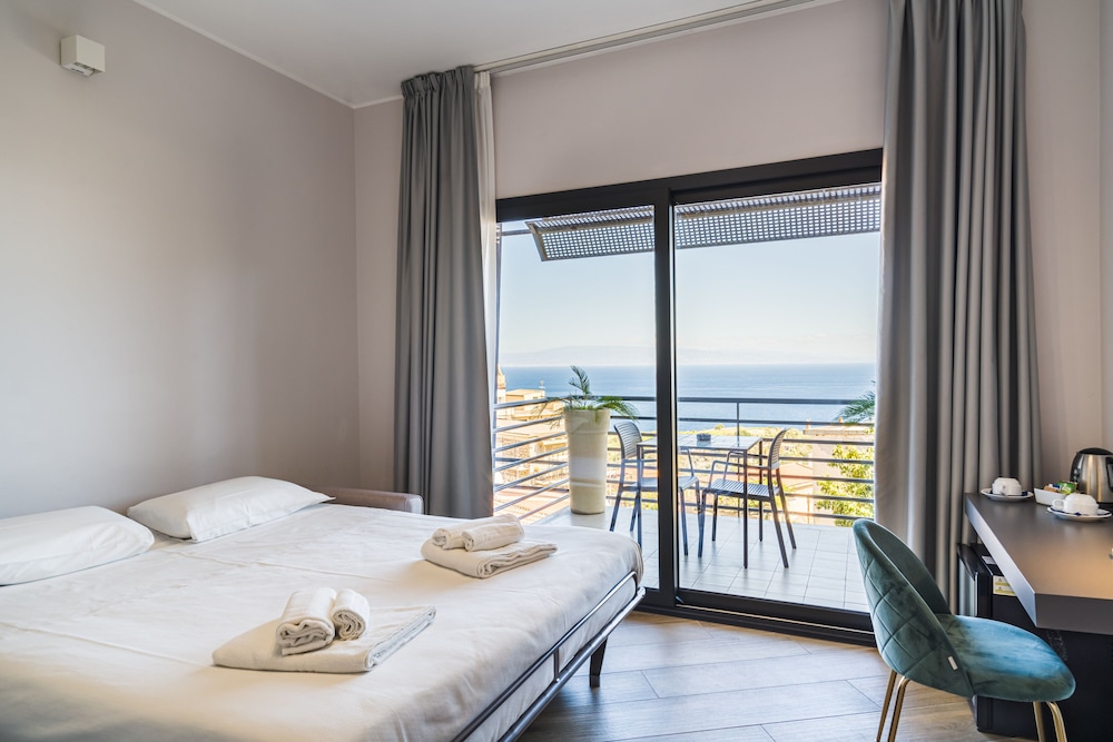 Panoramic Quadruple Room thumbnail 6