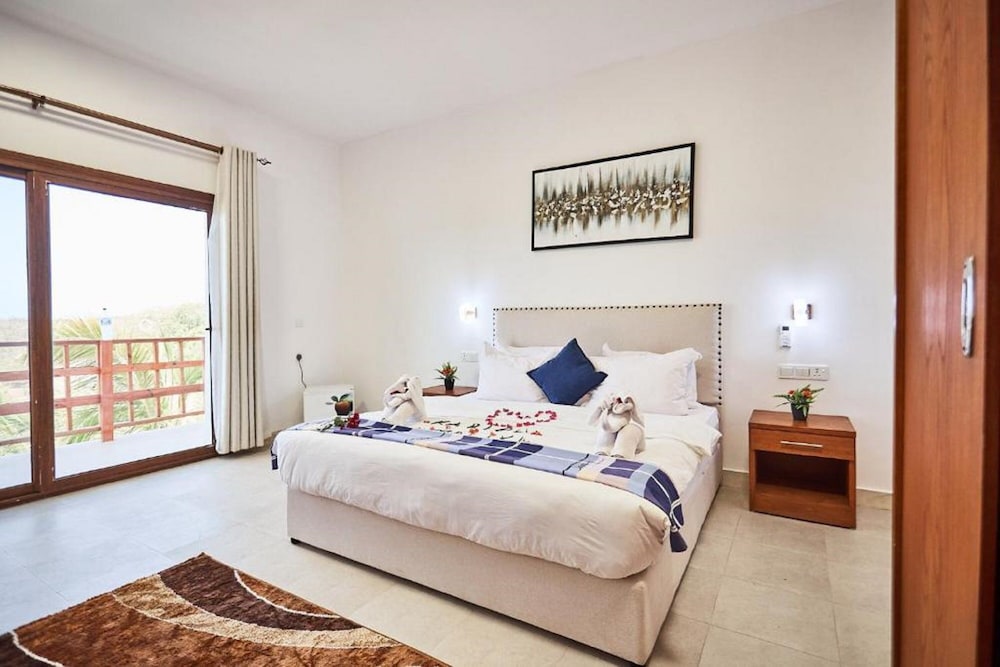 Deluxe Room, 1 King Bed, Pool View - Photo 3