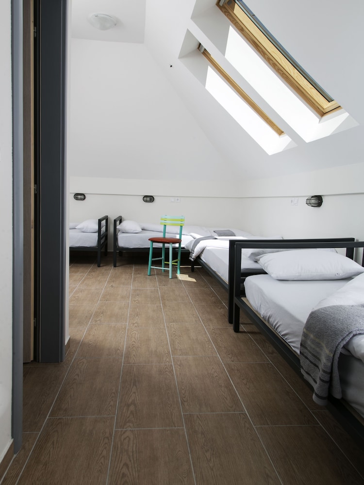 Room (5 Beds) photo 1