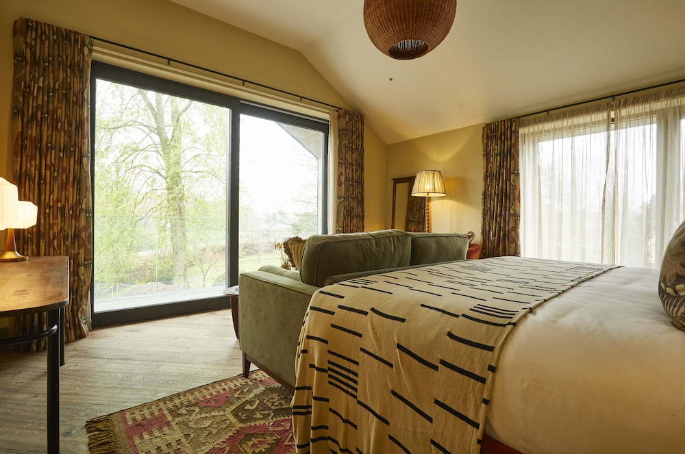 Grand Room, 1 King Bed, Balcony, Garden View photo 1