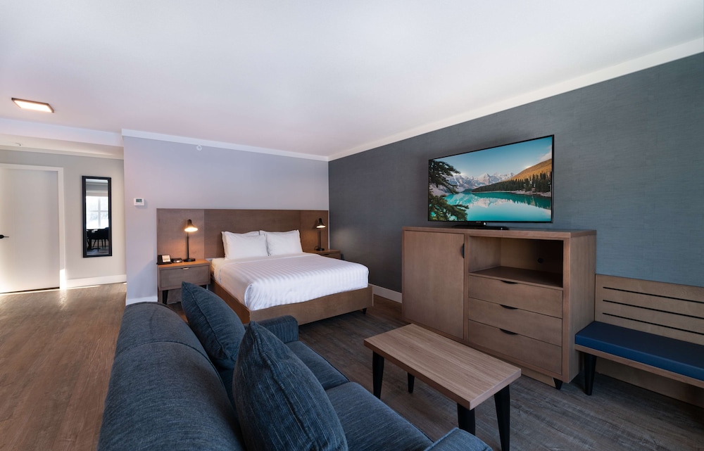 Suite, 2 Queen Beds, Non Smoking, Kitchenette (Living Room;with Single Sofabed) photo 3