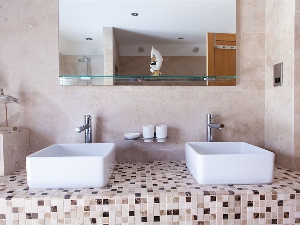 Deluxe Suite, Ensuite photo 2