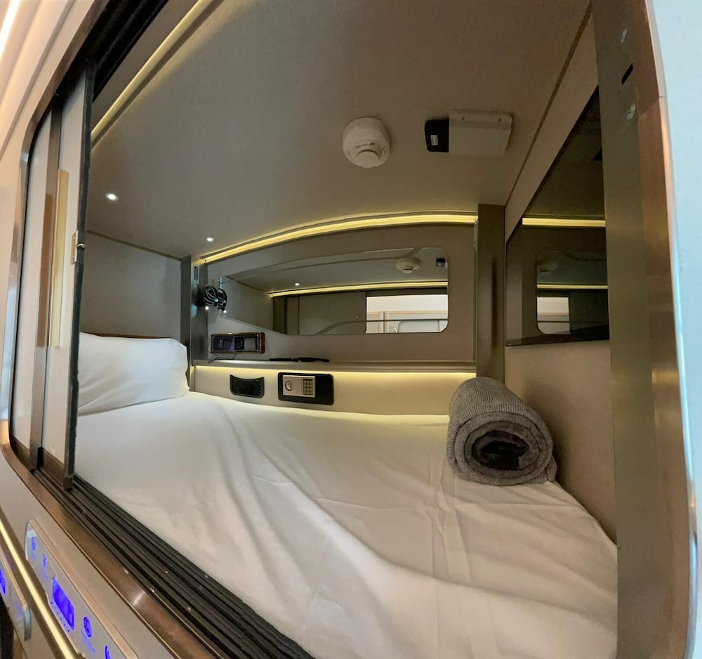 Basic Single Room, 1 King Bed - Photo 3