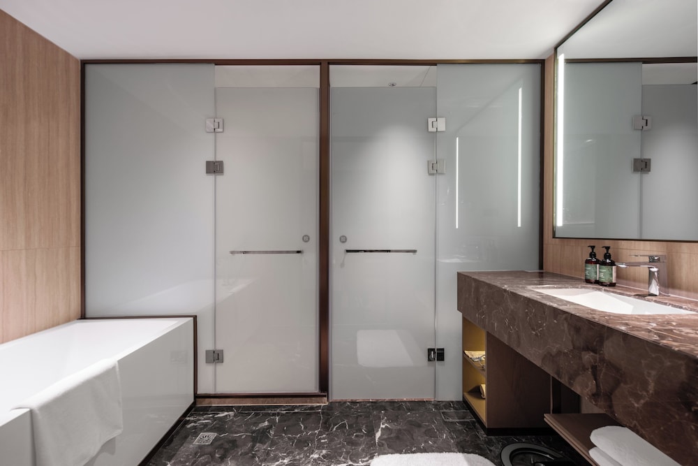 Premium Room, 1 King Bed, Non Smoking, City View - Photo 1