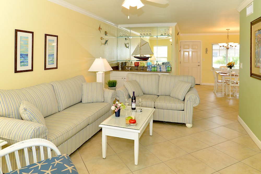 Deluxe Condo, 2 Bedrooms, Kitchen photo 2