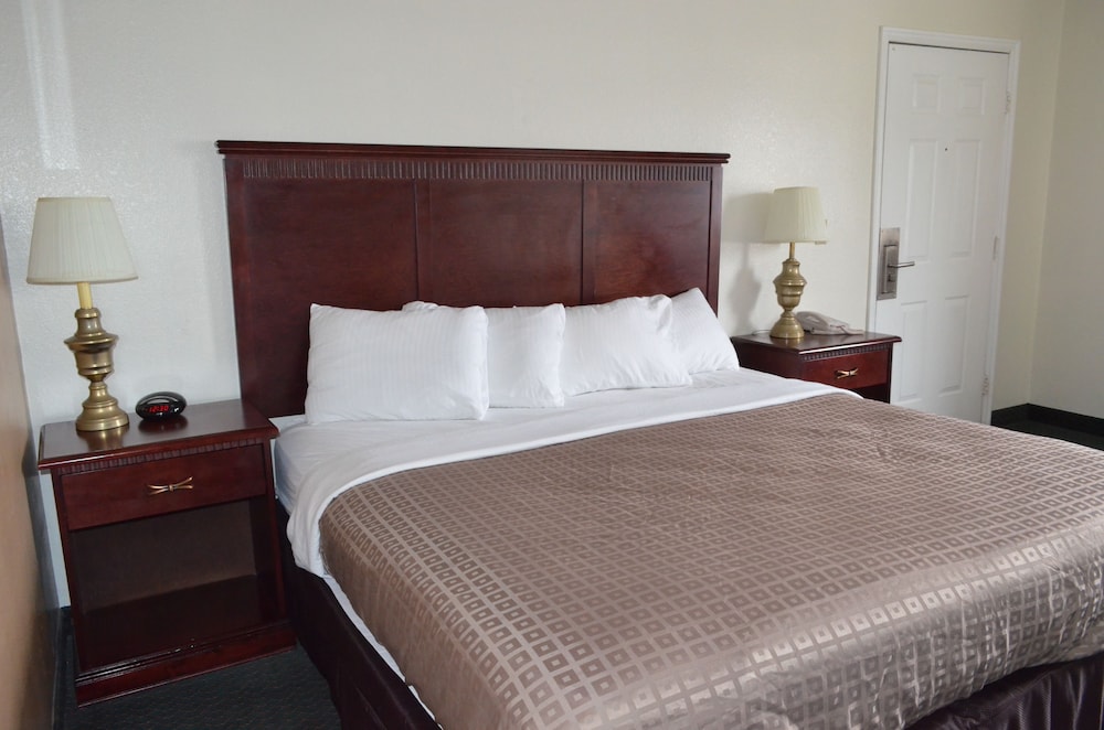 Standard Room, 1 Queen Bed, Non Smoking photo 2