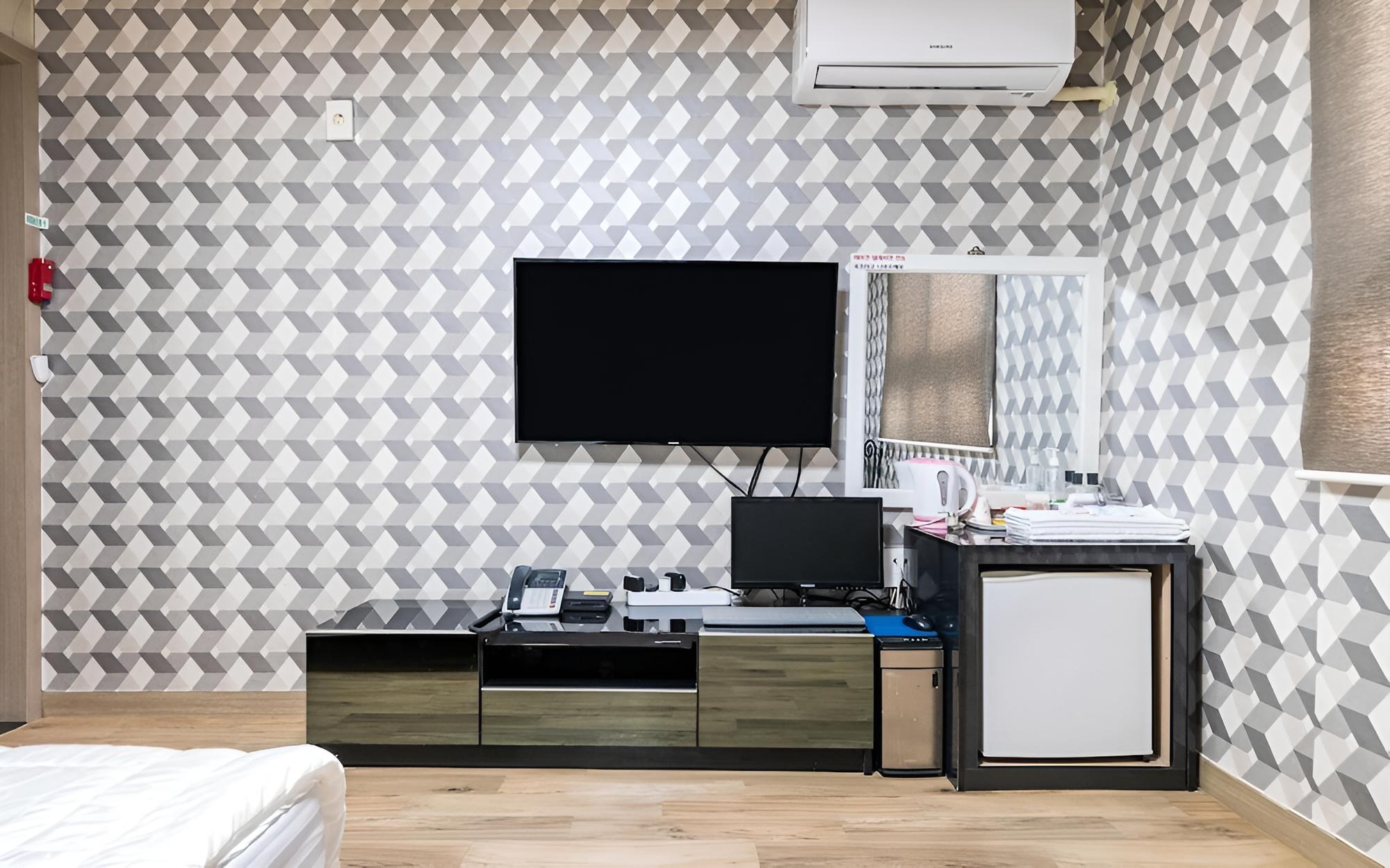 Room (Standard (Queen Bed)) - Photo 6