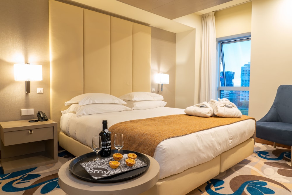 Deluxe Double Room (with extra bed) thumbnail 6