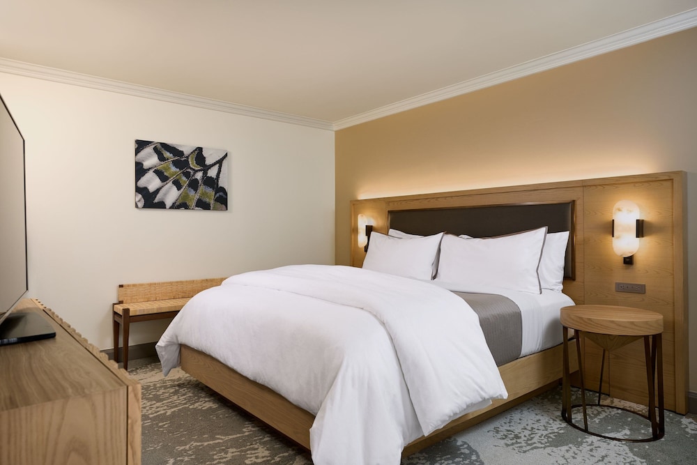 Luxury Suite, 1 Double Bed, Balcony thumbnail 5