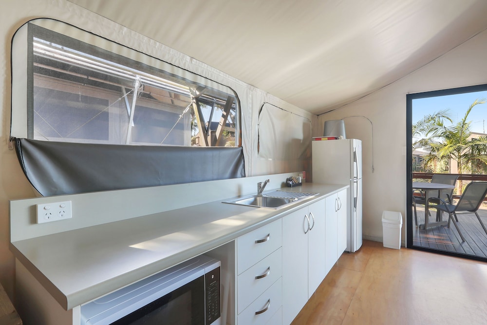 Deluxe Beach Tent - Sleeps 4 photo 3