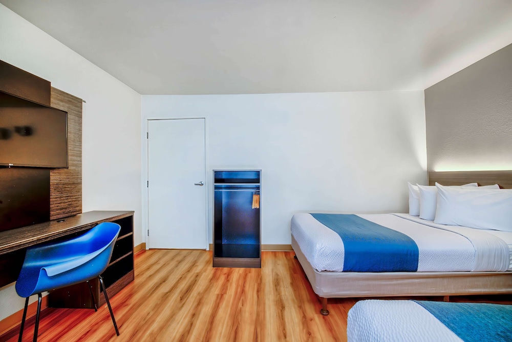 Standard Room, 2 Double Beds, Non Smoking photo 3