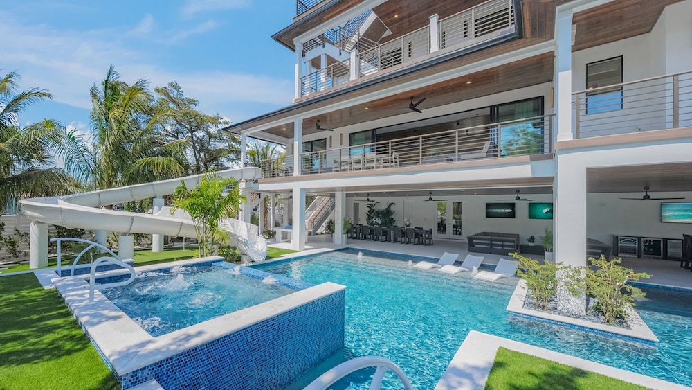 Deep Blue Sea in Sarasota, 사진 28