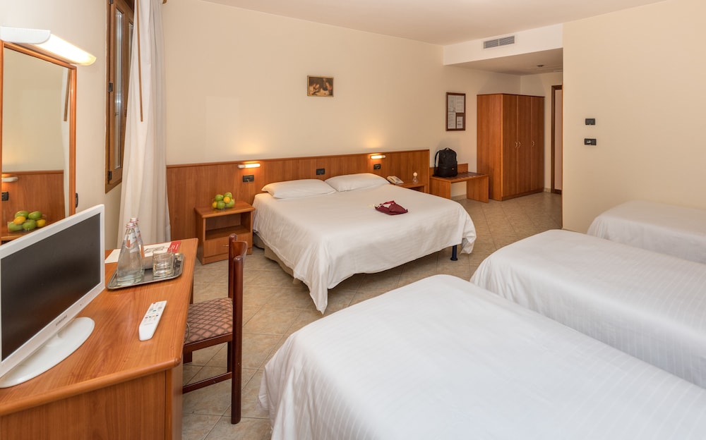 Standard Quadruple Room - Photo 1