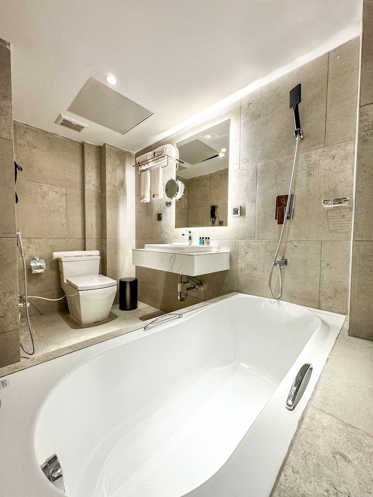 Premium Room, 1 King Bed photo 3
