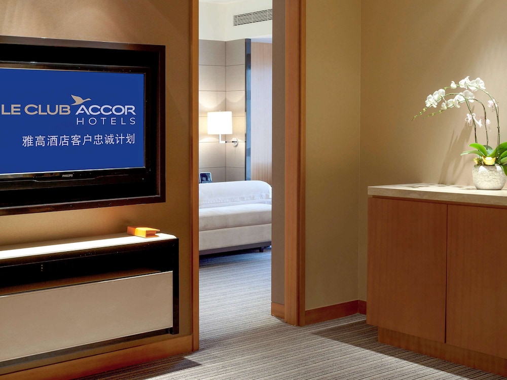 Deluxe Suite, 1 King Bed - Photo 1