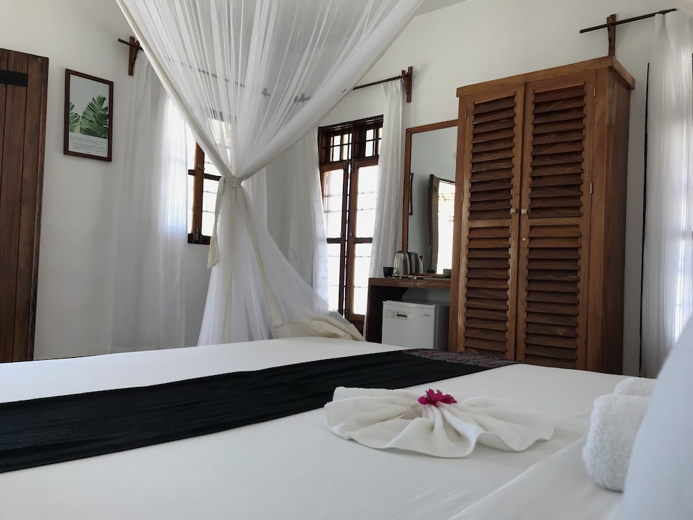 Deluxe Bungalow, 1 King Bed, Partial Sea View, Beachside photo 1