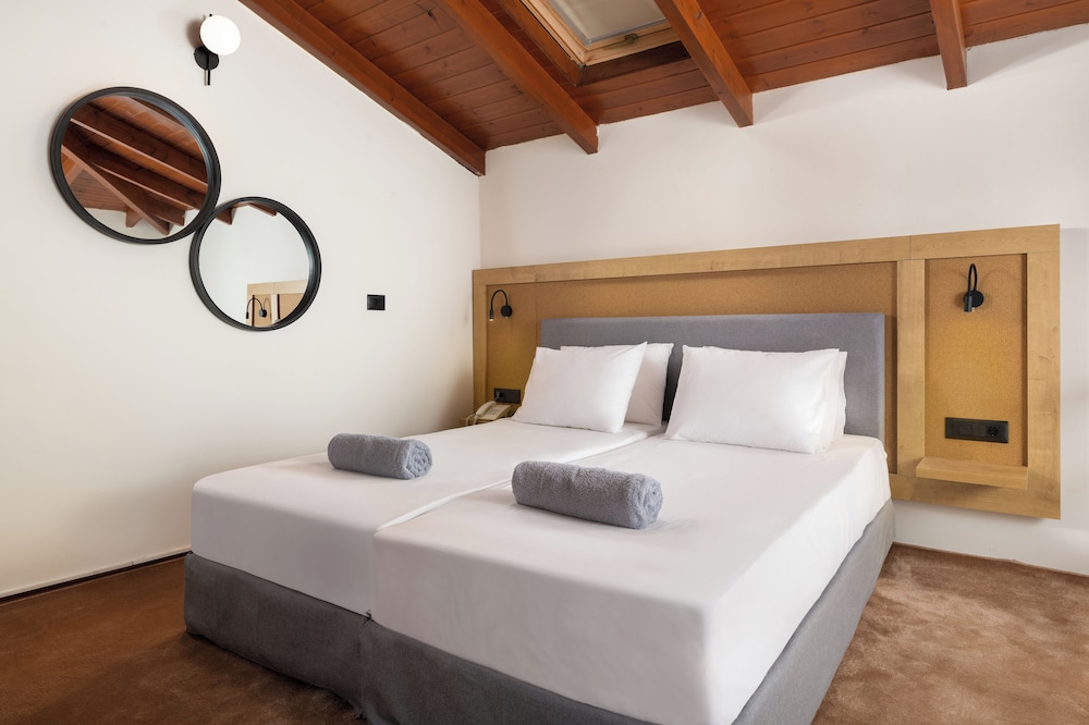 Executive Suite, 1 Double Bed, Pool View