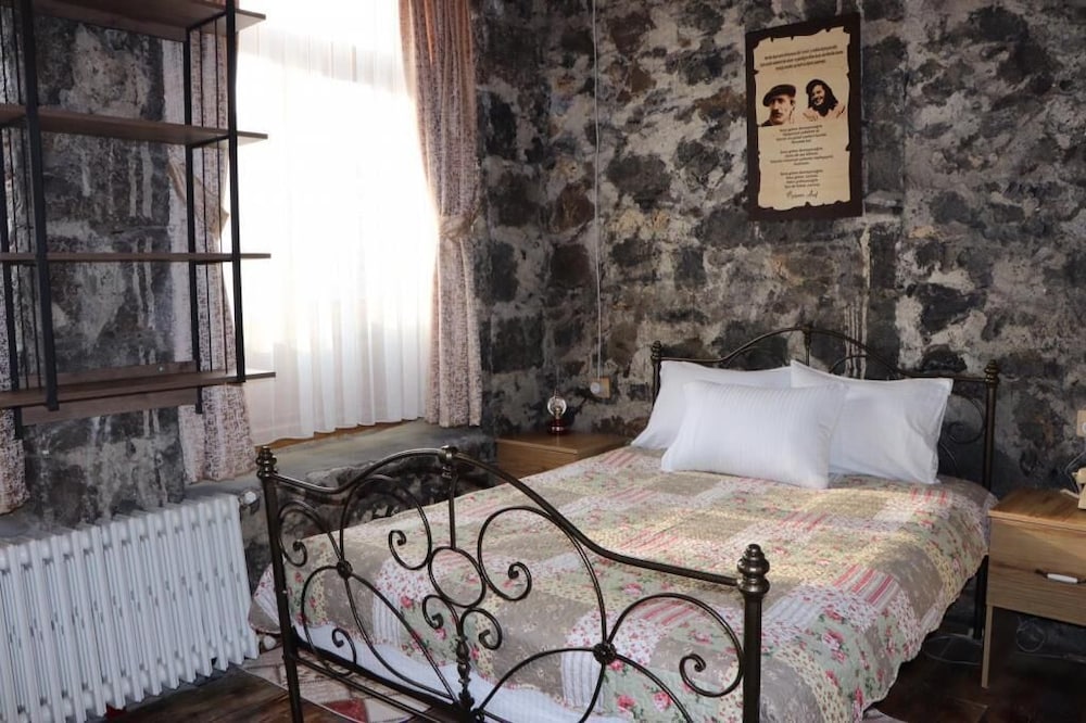 Deluxe Room, Multiple Beds, Smoking, Mountain View
