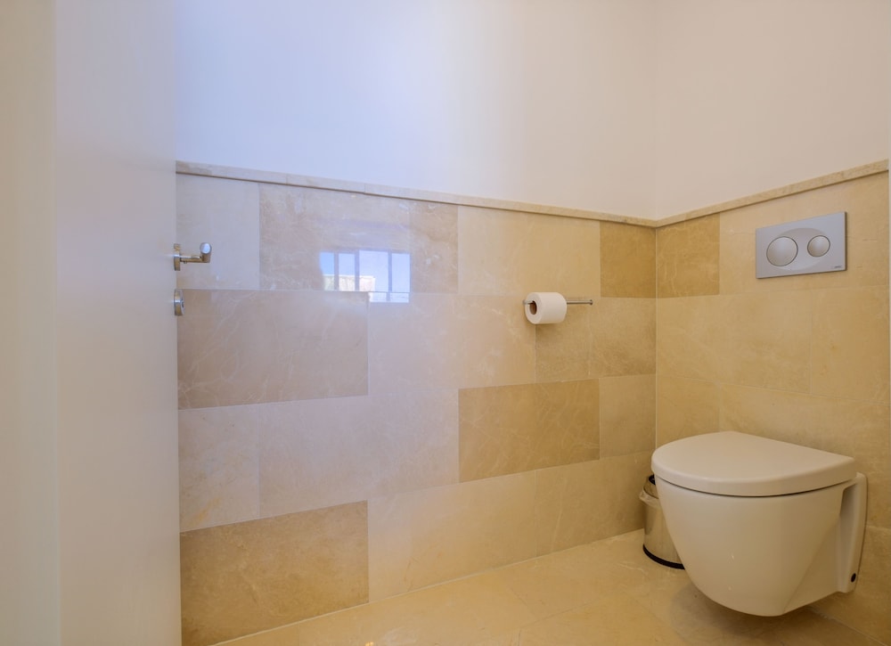 Executive Suite - Photo 13