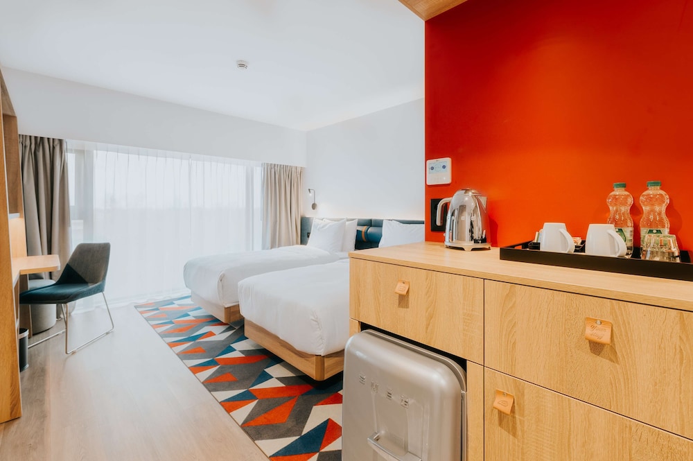 Premium Room, 1 Queen Bed with Sofa bed - Photo 5
