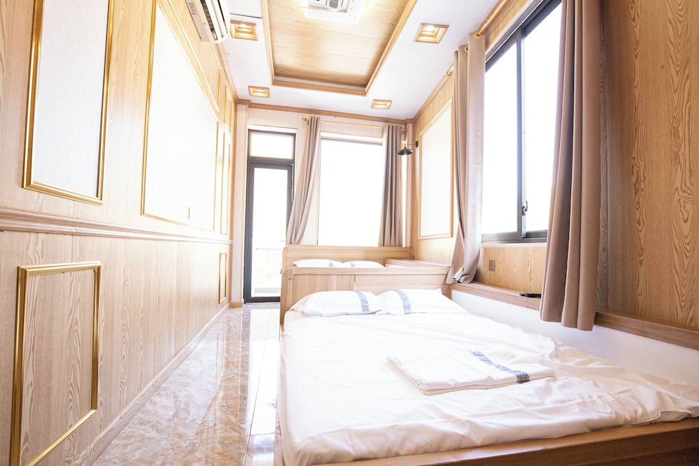 Panoramic Quadruple Room, Balcony, Mountain View